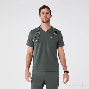 NWOT FIGS Leon Three-Pocket Scrub Top Sz L